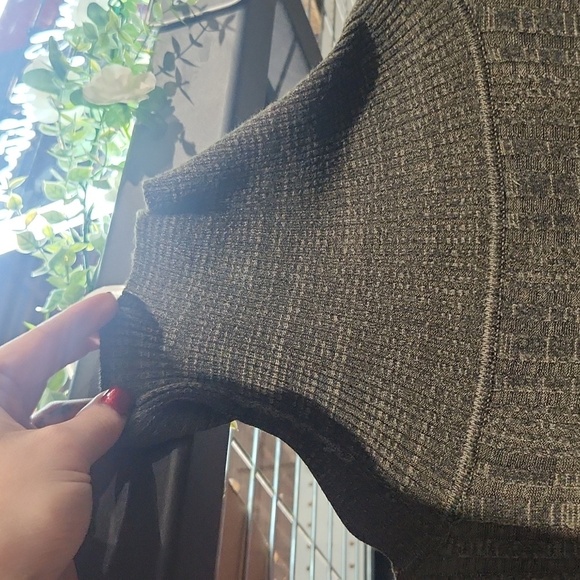 Green Soft Turtleneck Top – 20 Inch Pit to Pit - Picture 4 of 5